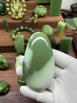 析木河磨玉原石手把石重180.5克白皮玉质细腻油润和田玉一手货源