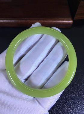 析木黄绿河磨玉800万明星料手镯重30克玉净如水，结构细腻