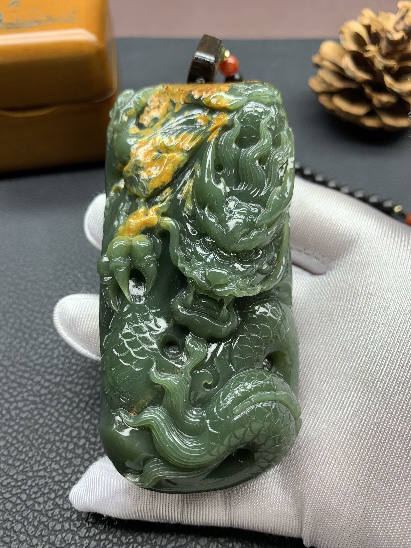 天然和田玉东北籽料岫岩玉析木绿河磨玉满背皮雕刻龙手把件257克