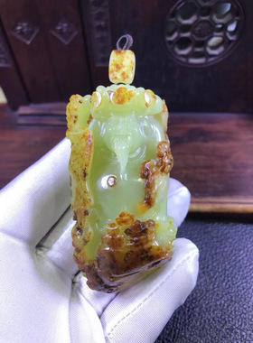 和田玉析木河磨玉洒金皮黄白河磨玉财神爷手把件132克厂家直销