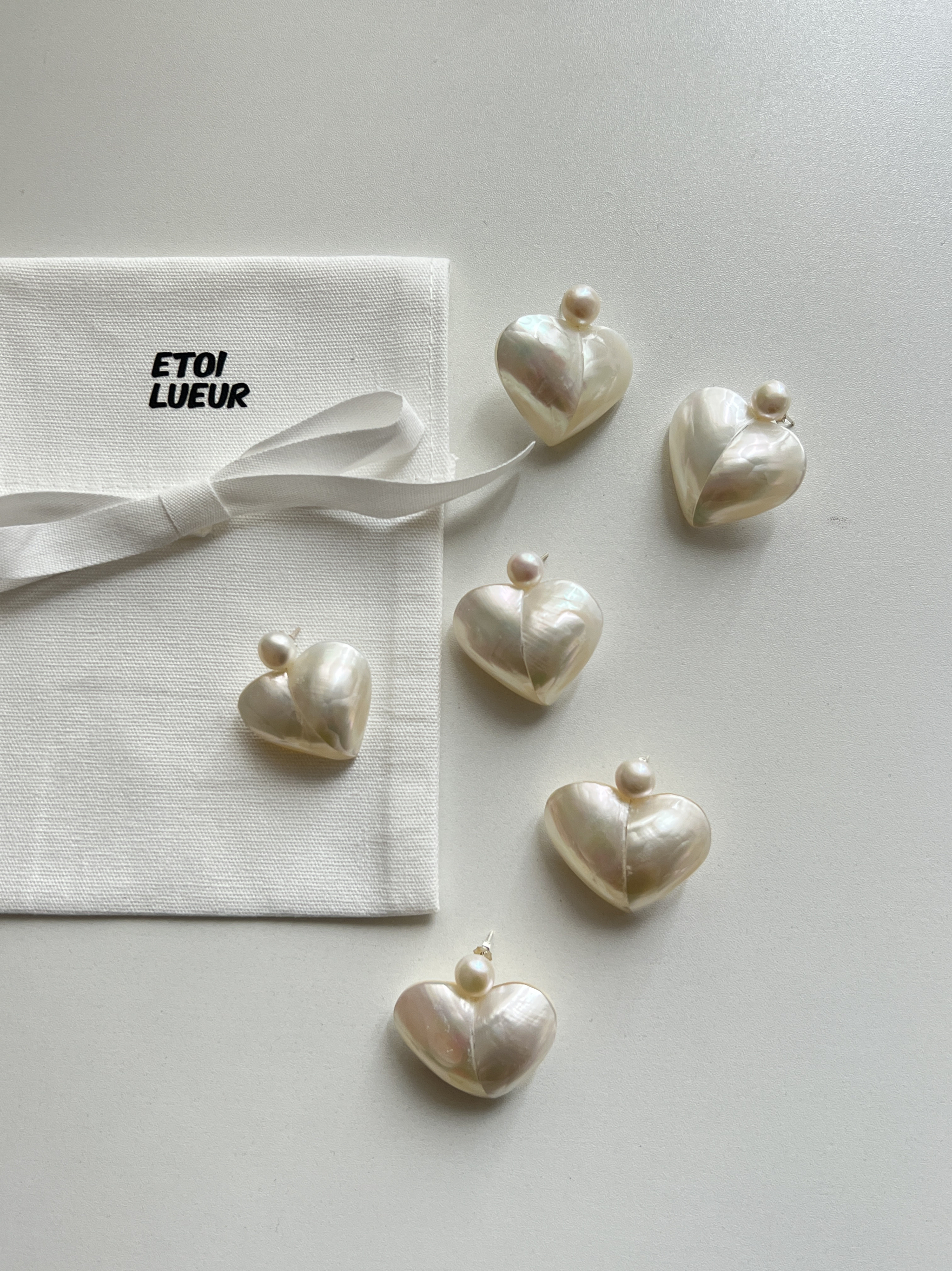 The pale moonshine earrings-天然白贝爱心耳钉