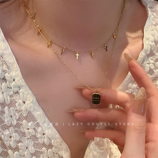 欧美轻奢十字街流苏项链女小众字母方牌吊坠钛钢锁骨链2025年新款