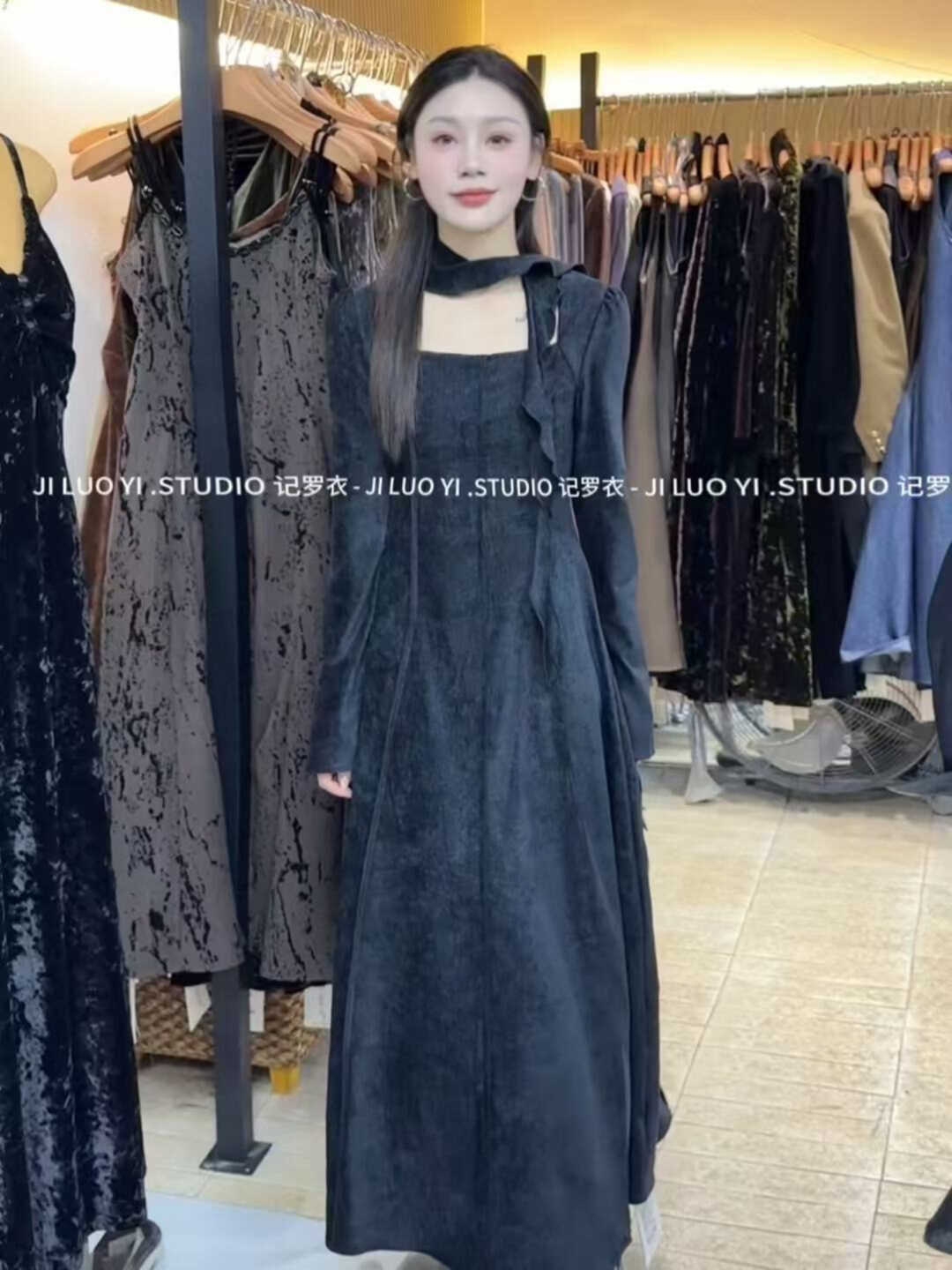 赫本风丝绒方领飘带高级感长袖连衣裙女秋冬新款收腰显瘦气质长裙