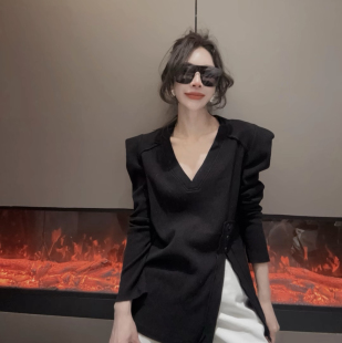 洋气百搭v领上衣潮 纯色拼接纽扣开衩t恤女时尚 欧洲站2025春季 新款