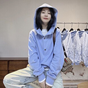 洋气百搭上衣 纯色拼接纽扣连帽卫衣女宽松时尚 欧洲站2026春季 新款