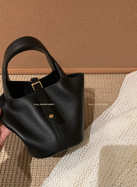 ARAN PLAMM-皮高级感白色水桶包手提包(配锁头钥匙挂内袋)12-741