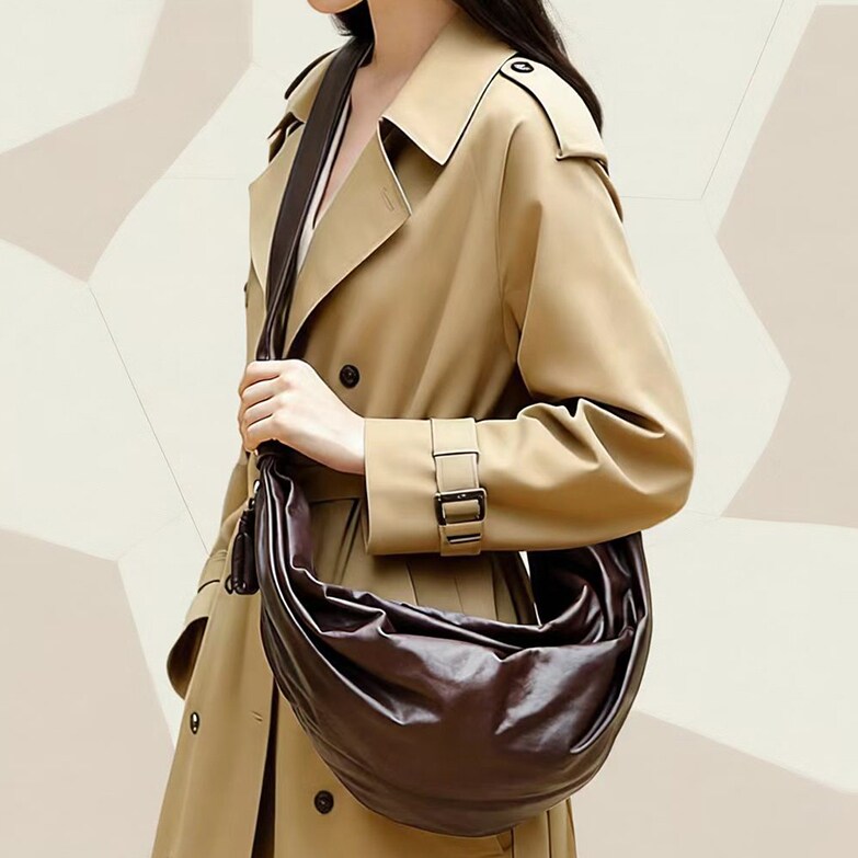 真皮大容量牛角包女可颂褶皱斜挎包大号轻便饺子包通勤百搭拉链包