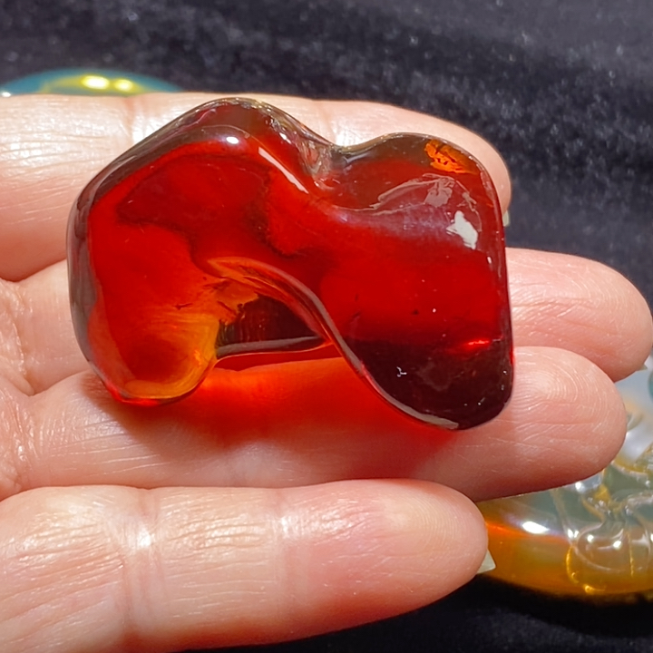 缅甸天然琥珀血珀玻璃底随形17克