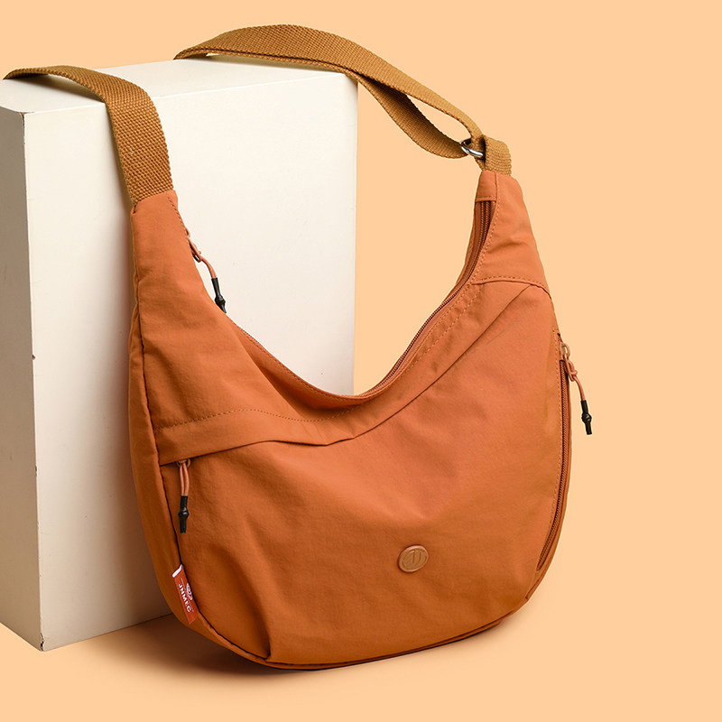 慵懒风斜挎包女尼龙布新款大容量单肩布包轻便旅行包防泼水饺子包,箱包皮具/热销女包/男包,通用款女包,淘宝优惠券,粉丝福利购,淘宝优惠卷
