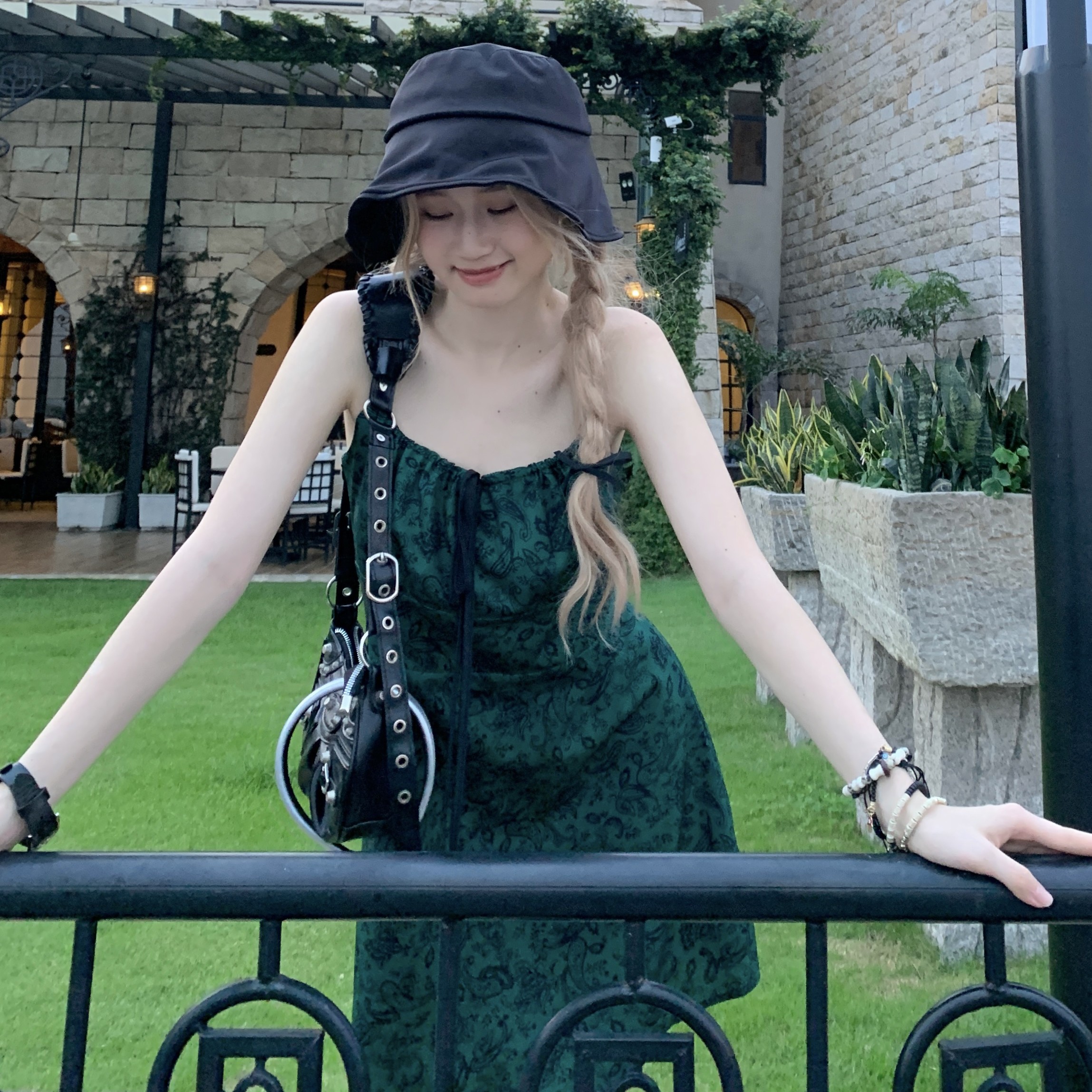 新势力时尚女装 复古显白绿色碎花吊带裙女抽绳设计感显瘦连衣裙