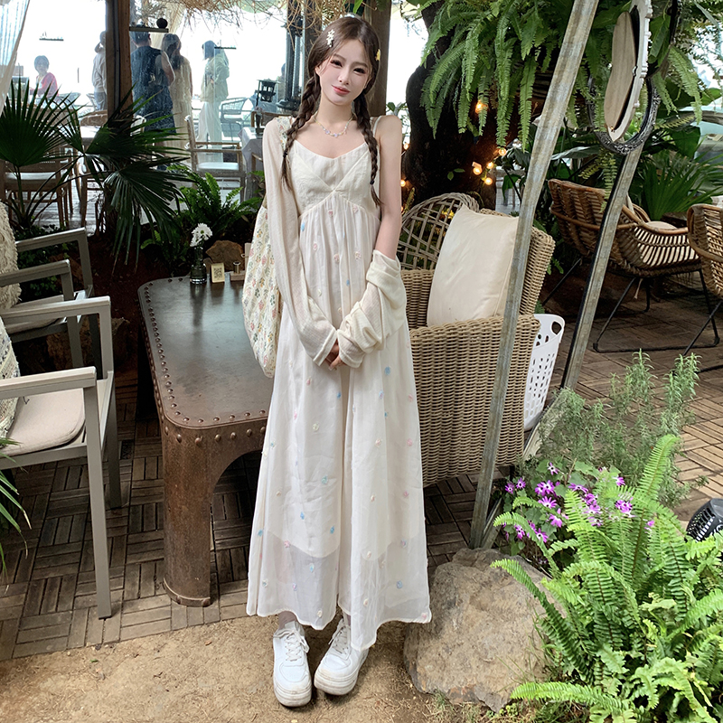 甜美多巴胺穿搭彩色波点吊带连衣裙女夏季胖mm海边度假绝美沙滩裙