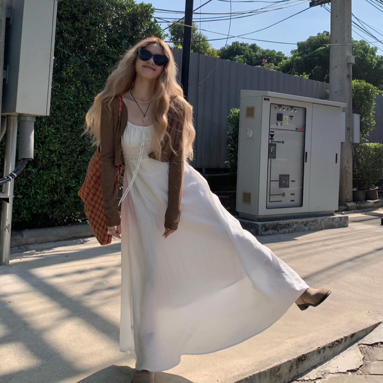 大码胖mm气质小清新收腰性感吊带连衣裙女夏新款外搭开衫显瘦套装