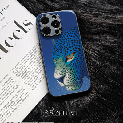 之简ZHIJIAN《蓝豹凝视》玻璃亮面磨砂手机壳新款小众不撞壳适用苹果17promax红米K60至尊IQOO11PRO三星S24UL