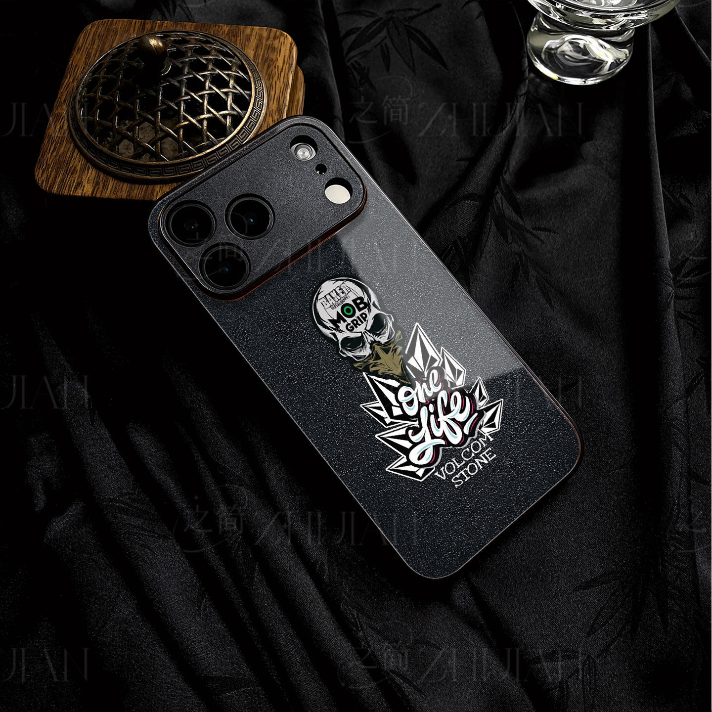 滑板骷髅贴纸磁吸磨砂黑框电镀玻璃手机壳适用苹果iphone17promax华为VIVOY500PRO小米17PROMAXNOVA7PROIQOON