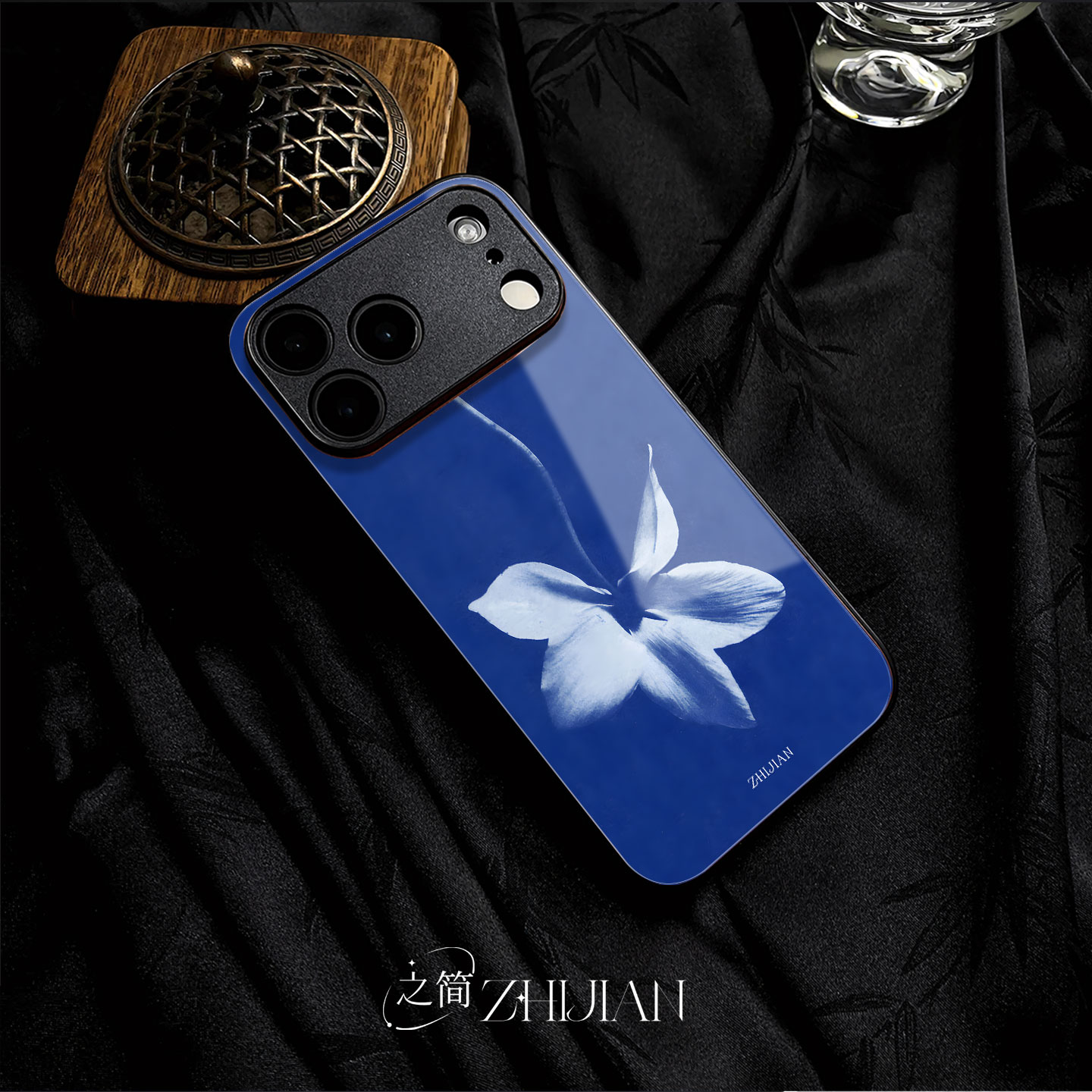 之简ZHIJIAN《青花绽放》玻璃亮面磨砂手机壳新款小众不撞壳适用苹果17promax红米K60PRO麦芒11红米K70E一加A