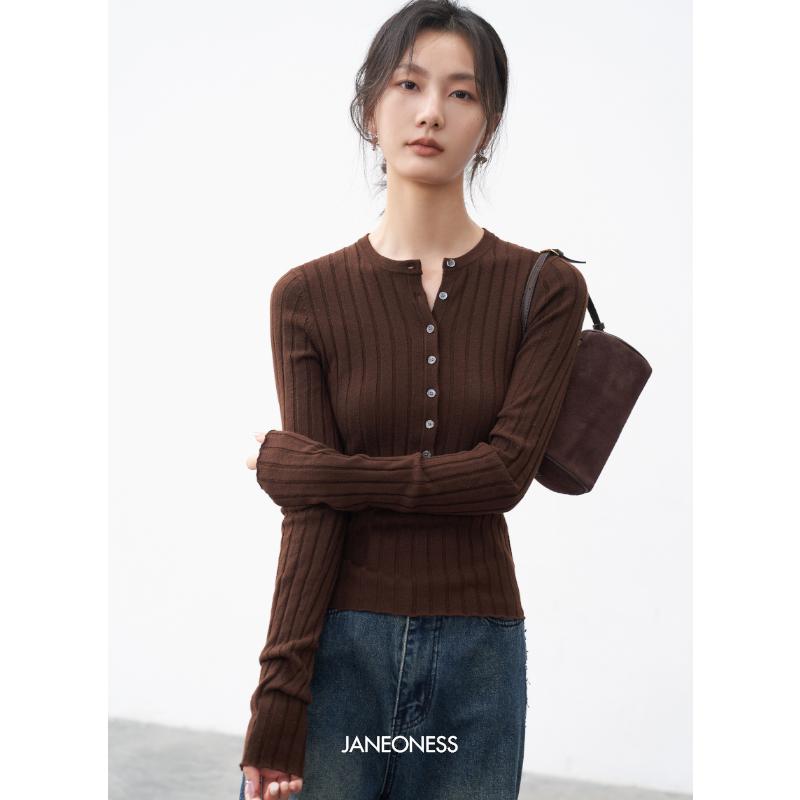 JANEONESS圆领纽扣坑条针织衫