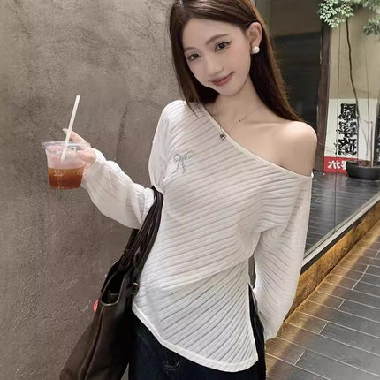 韩系chic设计感白色斜肩长袖针织打底衫女早秋甜辣妹露肩绝美上衣