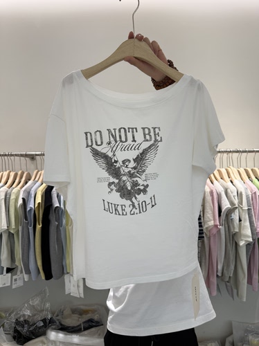 韩系一字肩设计感宽松显瘦别致图案字母印花斜肩短袖t恤夏季新款