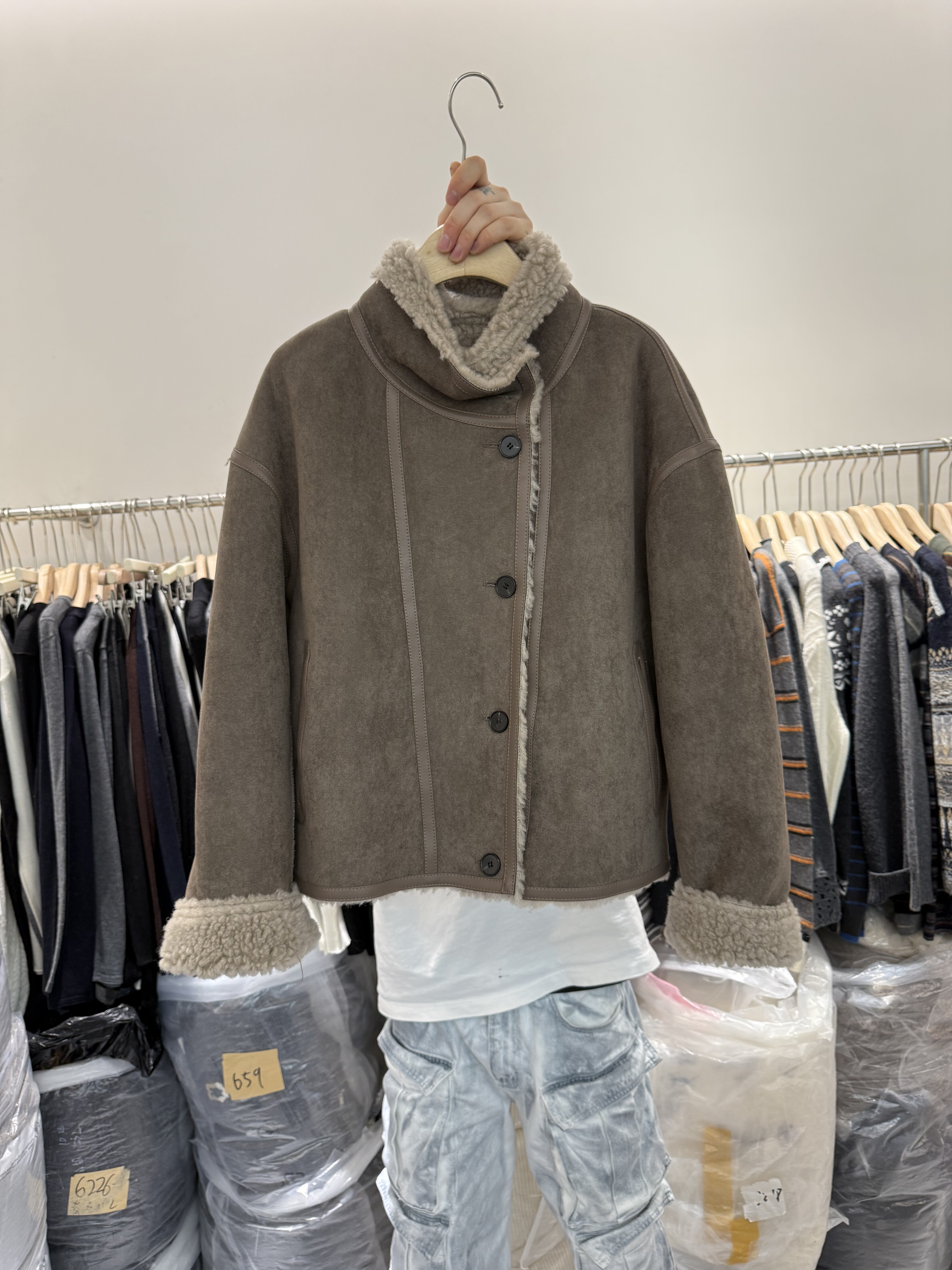 麂皮绒羊羔毛拼接皮毛一体外套女