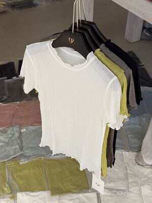 韩系2026夏季新款纯色木耳边卷边设计正肩小版弹性短袖T恤上衣女