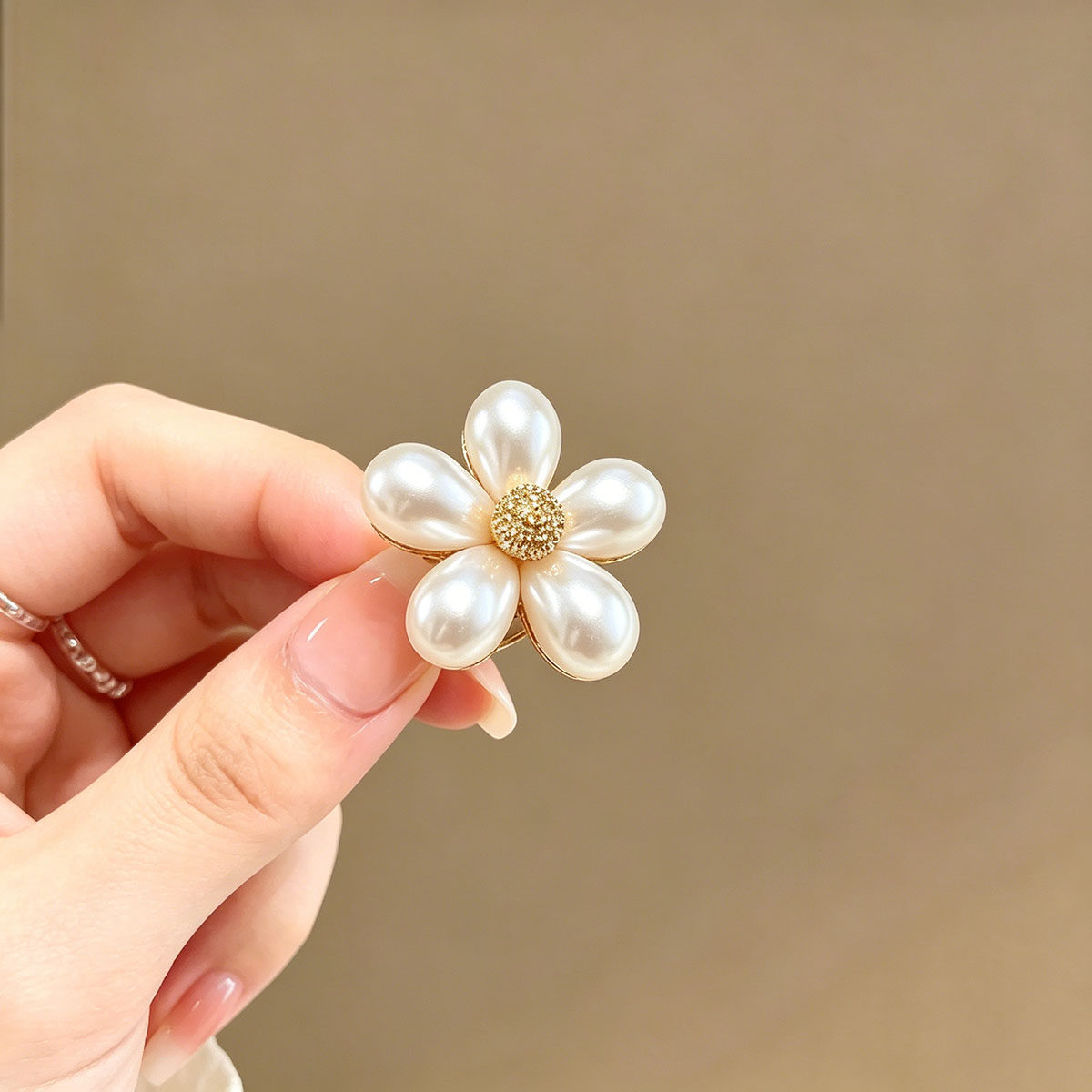 高端花朵仿珍珠胸针女图片
