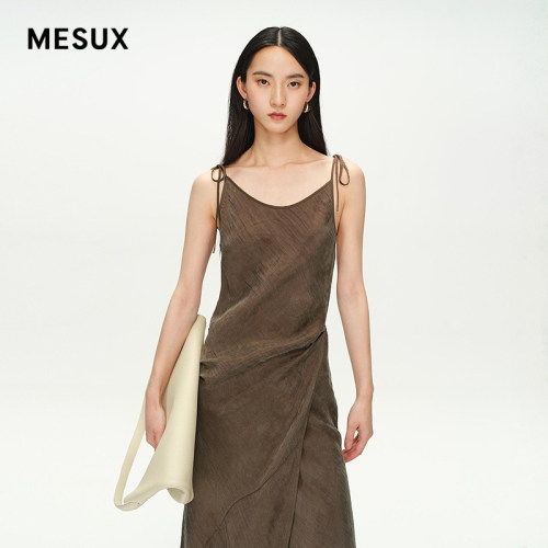 MESUX米岫夏新品美拉德色垂感廓法式吊带连衣裙MNMUO207