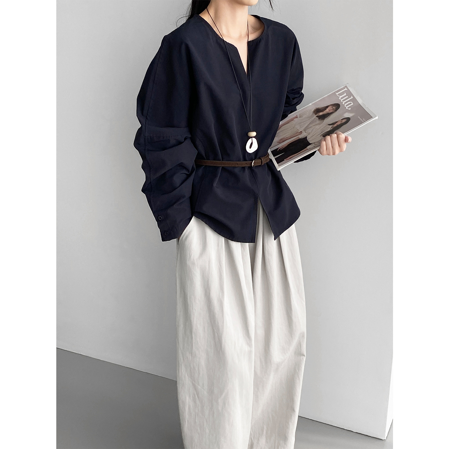 2025新款高智感衬衫韩系简约通勤气质V领收腰衬衣女百搭休闲上衣