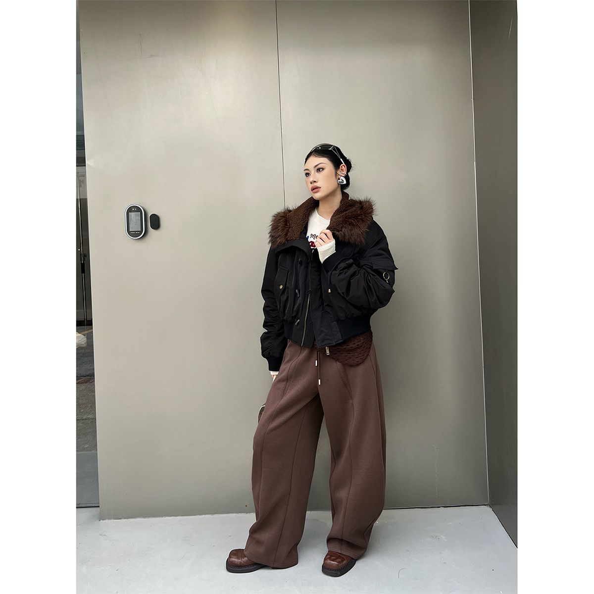 2025冬季新款甜酷辣妹风设计感工装派克连帽白鸭绒羽绒服女56129