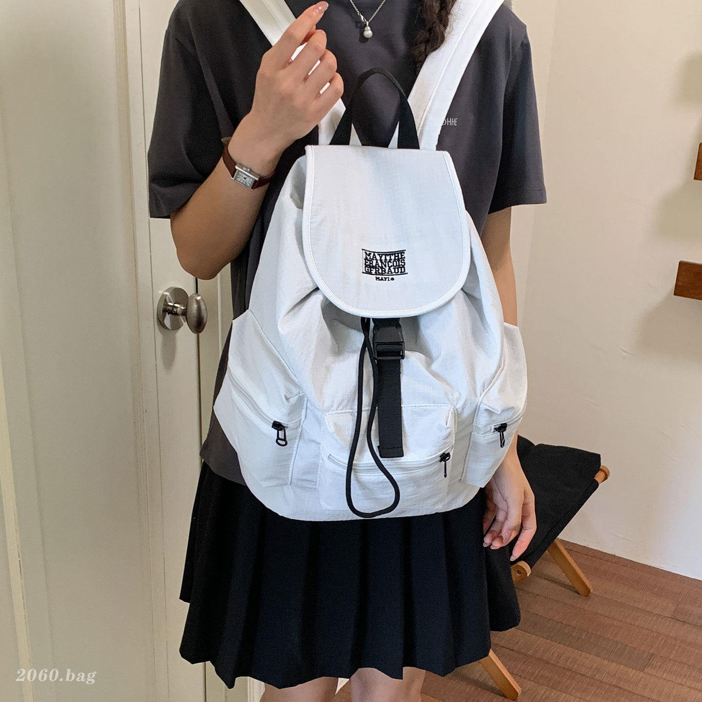 大容量学生新款轻便书包夏天背包简约女时尚风休闲2026抽绳双肩包