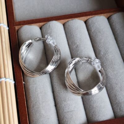 简约金属扭曲圆圈耳环女轻奢高级感气质耳圈无痛耳夹2025港风耳饰