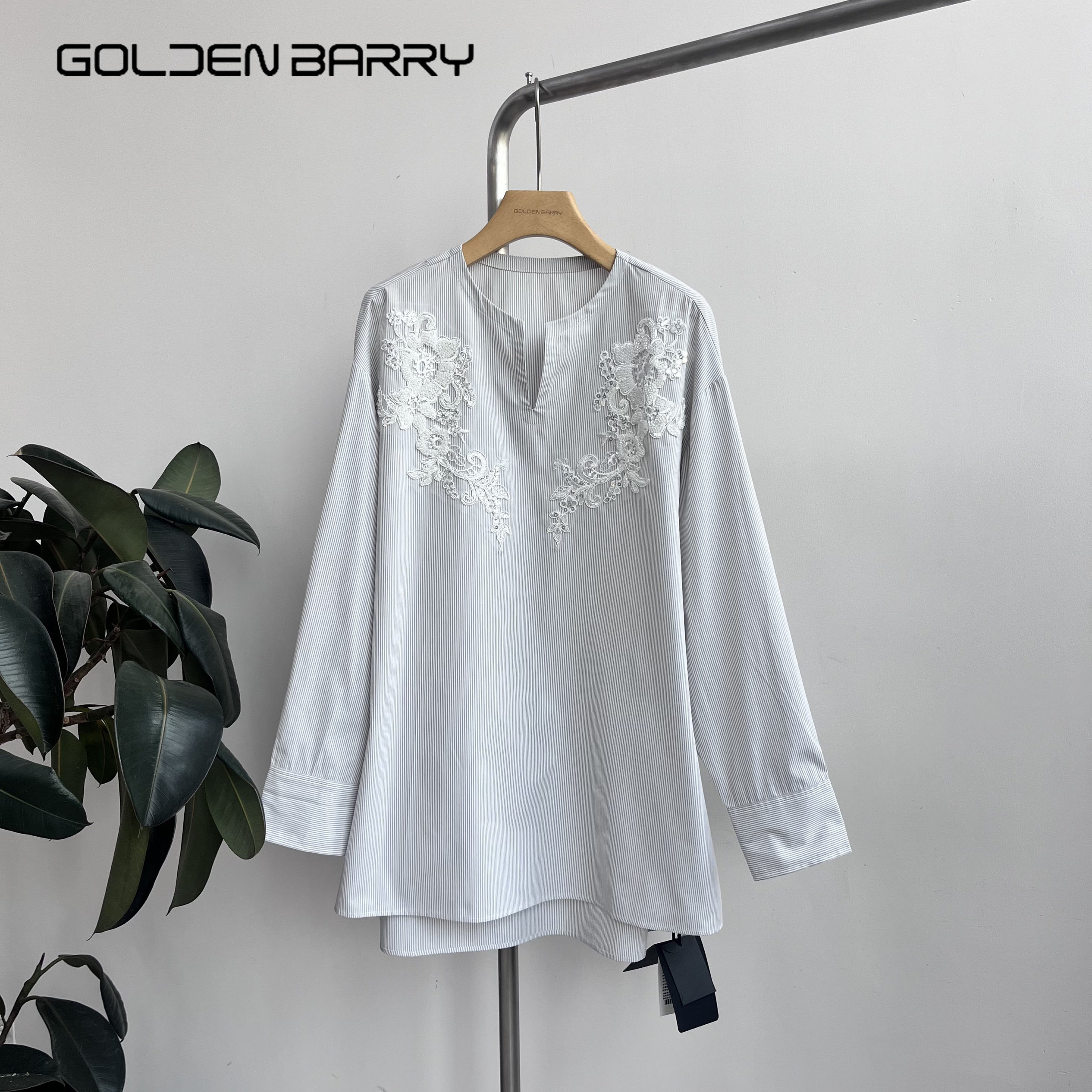 GOLDEN BARRY｜金和百瑞2025年夏212627重工钉珠绣花v领衬衫上衣