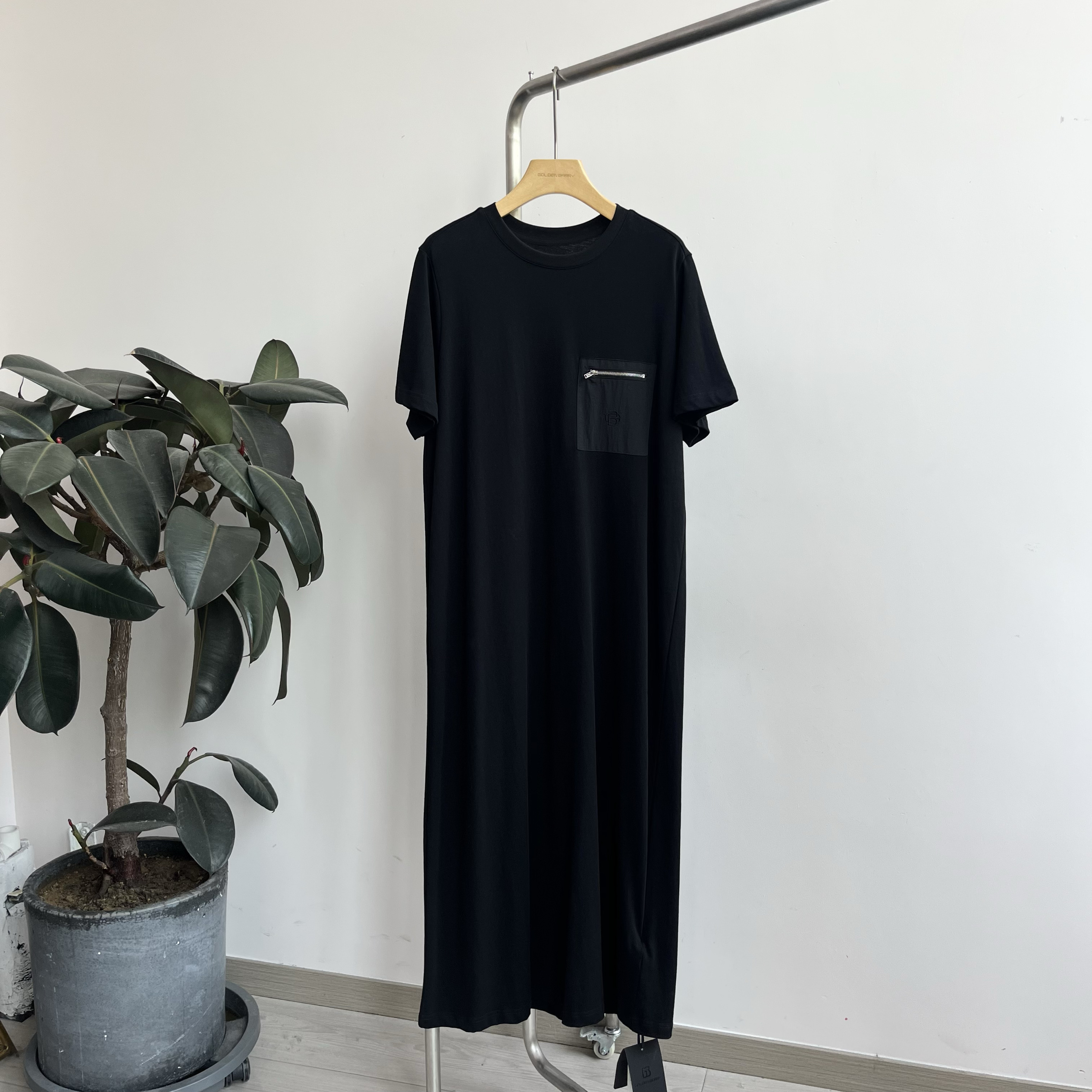 GOLDEN BARRY｜金和百瑞2025年夏301219长款极简拼口袋连衣裙女