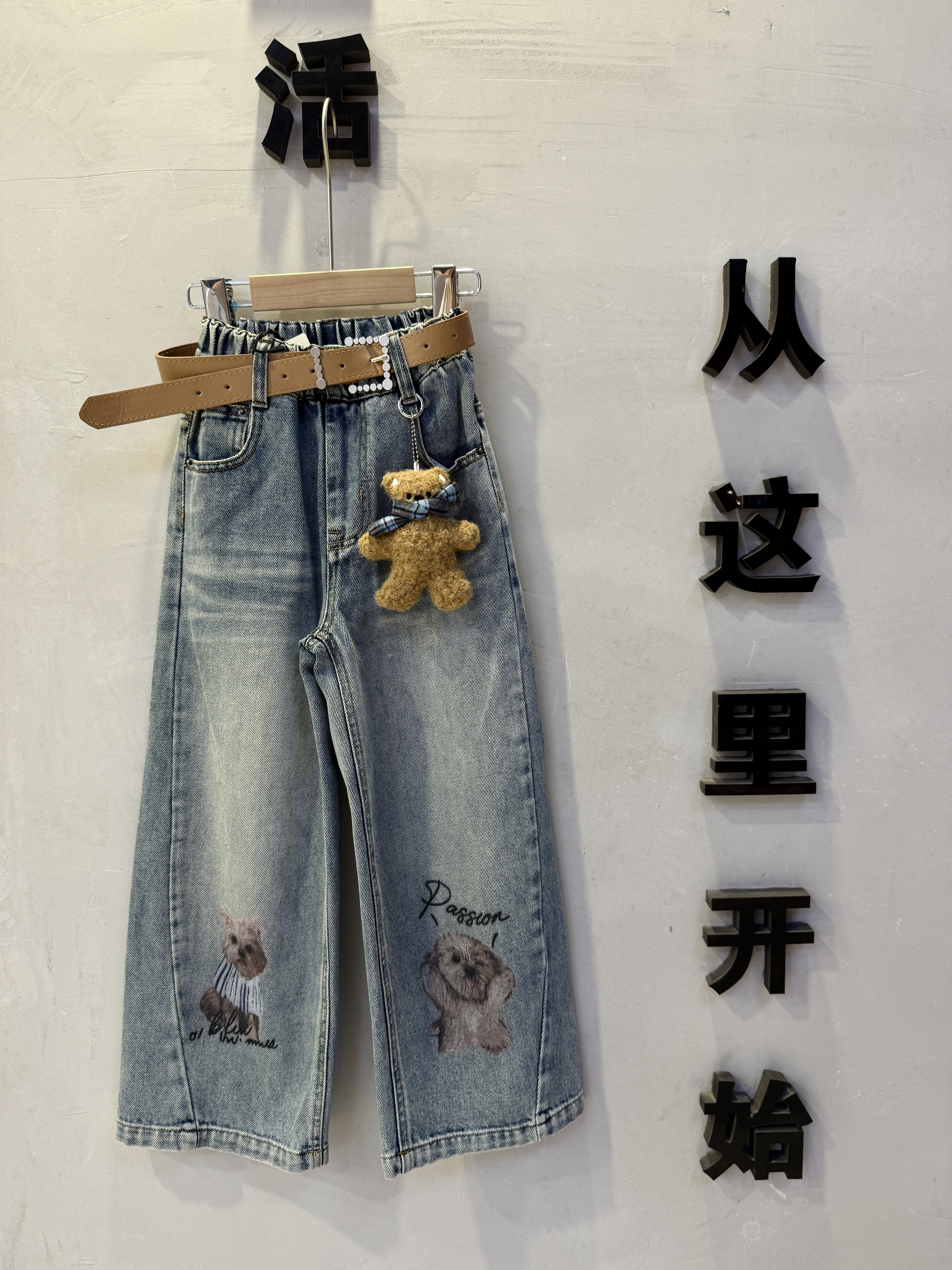 女童潮牌甜酷直筒牛仔裤2026秋款韩版洋气百搭水洗涂鸦小熊牛仔裤