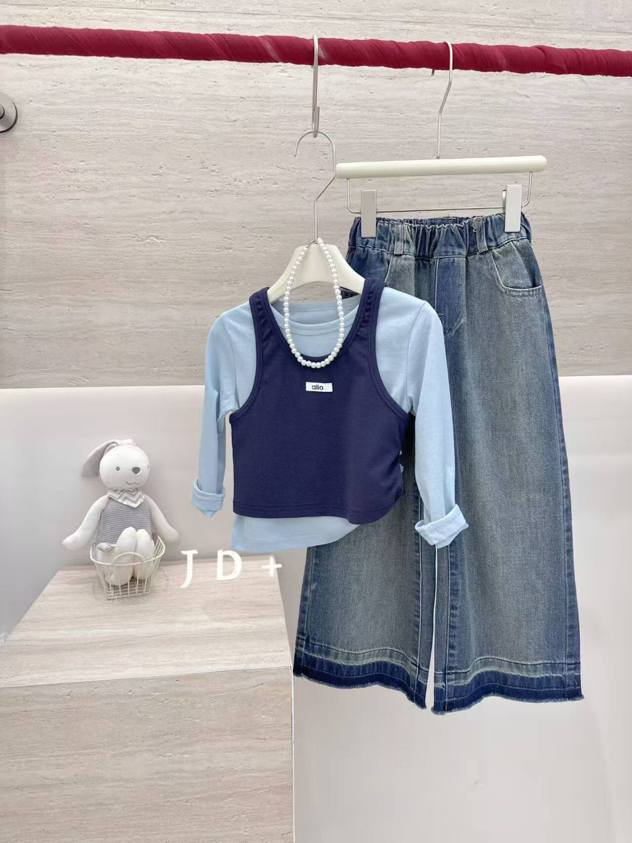 女童春款洋气套装2026新款中小童韩版百搭真两件辣妹t+直筒牛仔裤