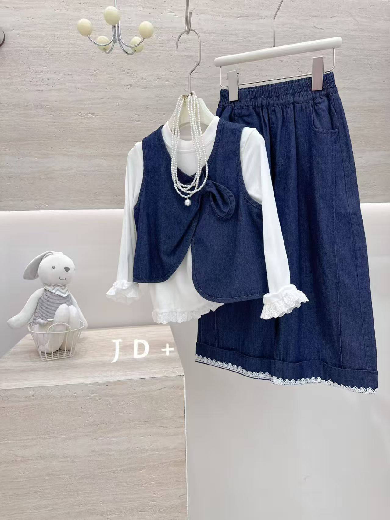 女童原色牛仔套装2026春款中小童韩版洋气马甲+打底衫+花边阔腿裤