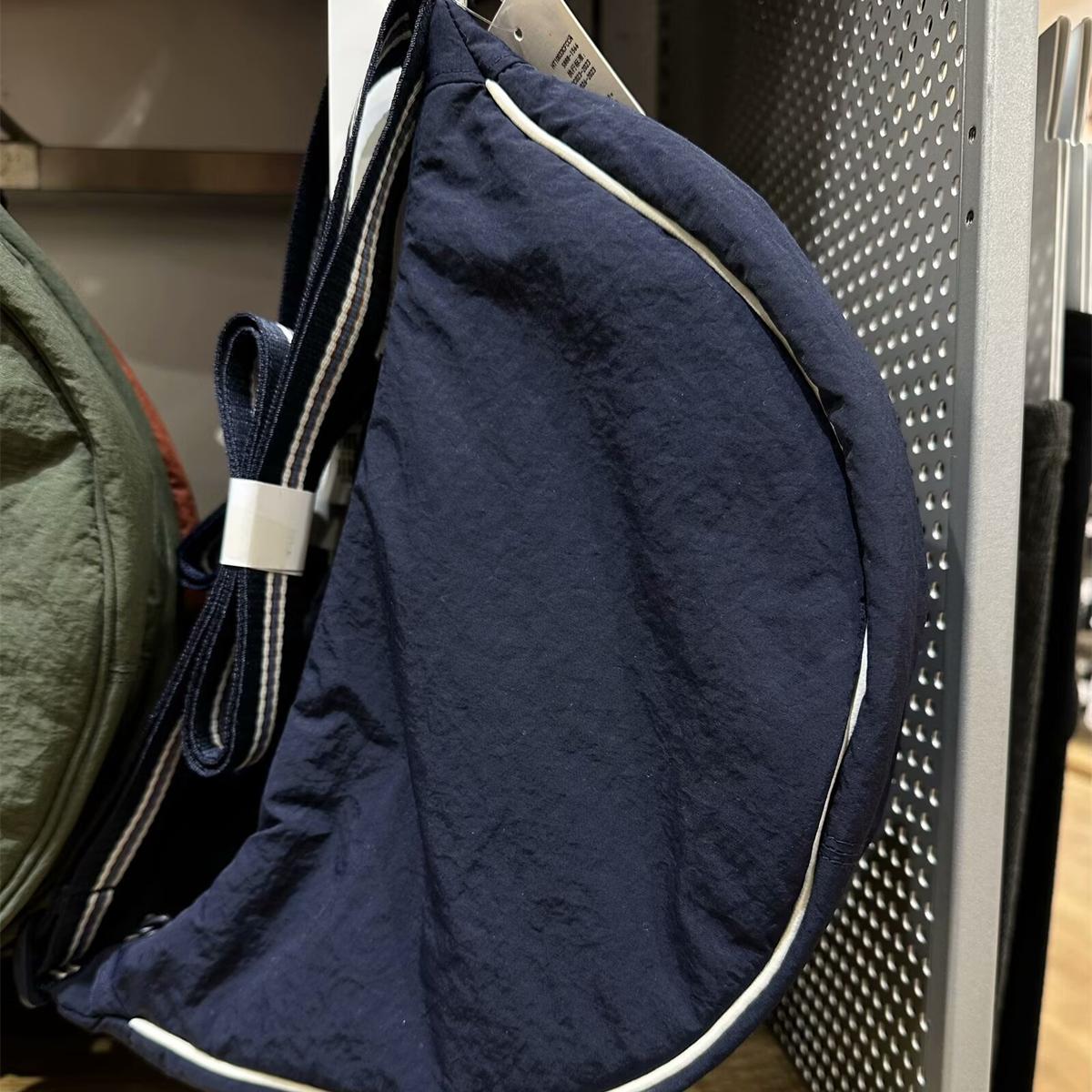 情侣撞色单肩斜跨包饺子包477115