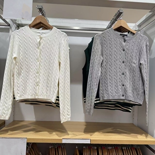 太温柔了 秋季女装柔软修身棉混纺纽花针织圆领毛衣开衫 481477