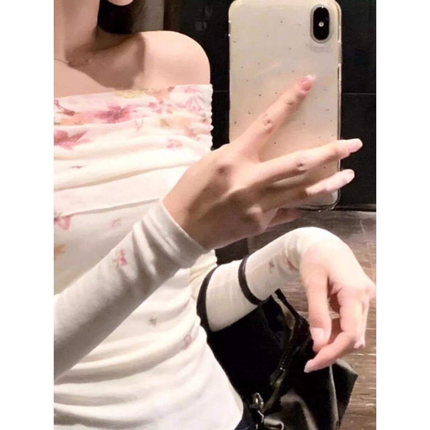 一字肩白色印花长袖针织