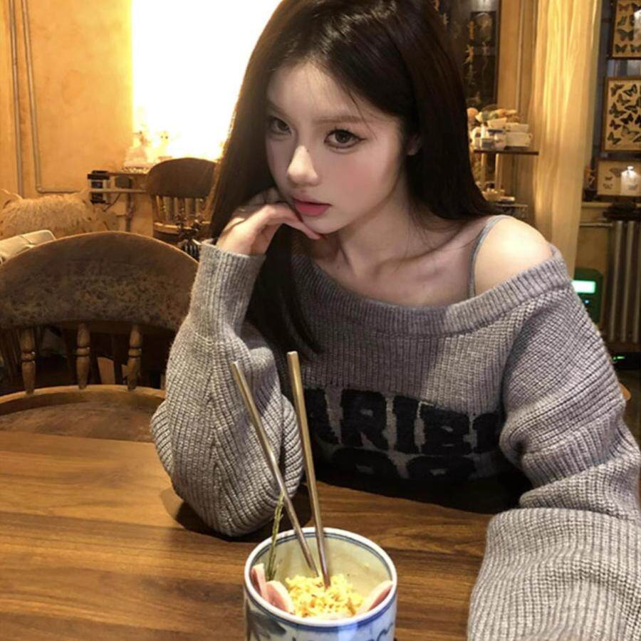 美式辣妹斜肩灰色字母毛衣卫衣女2024秋冬新款设计感露肩套头上衣