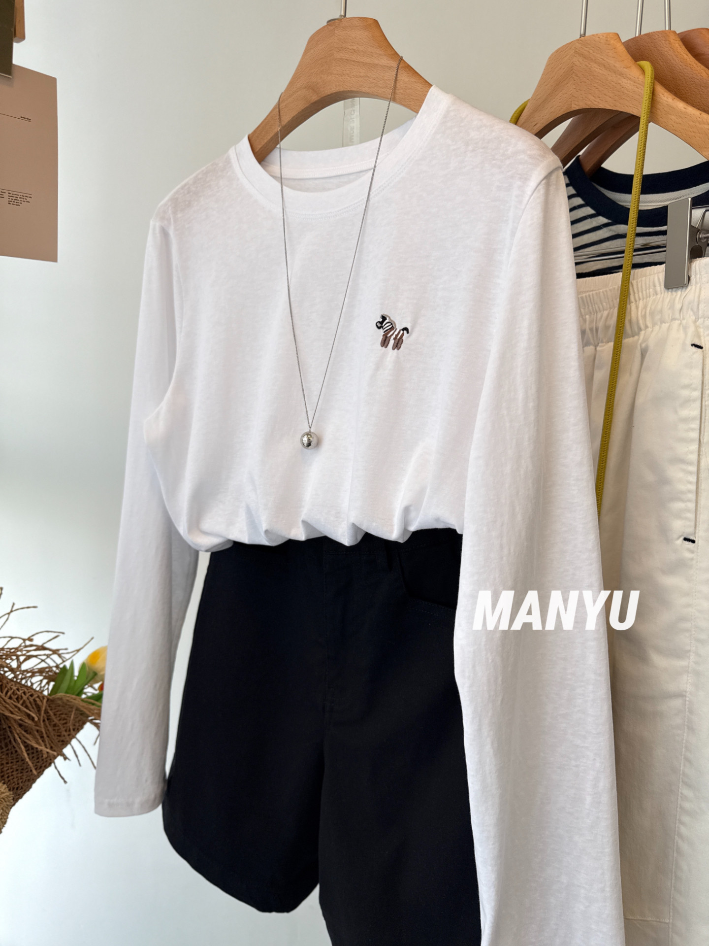 MANYU 春季新款刺绣小马白色长袖T恤女内搭打底衫可外穿洋气上衣