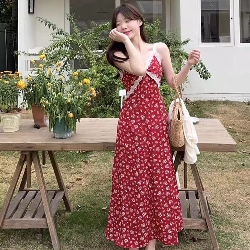 蕾丝拼接v领红色碎花吊带连衣裙女夏多巴胺掐腰露背沙滩度假长裙