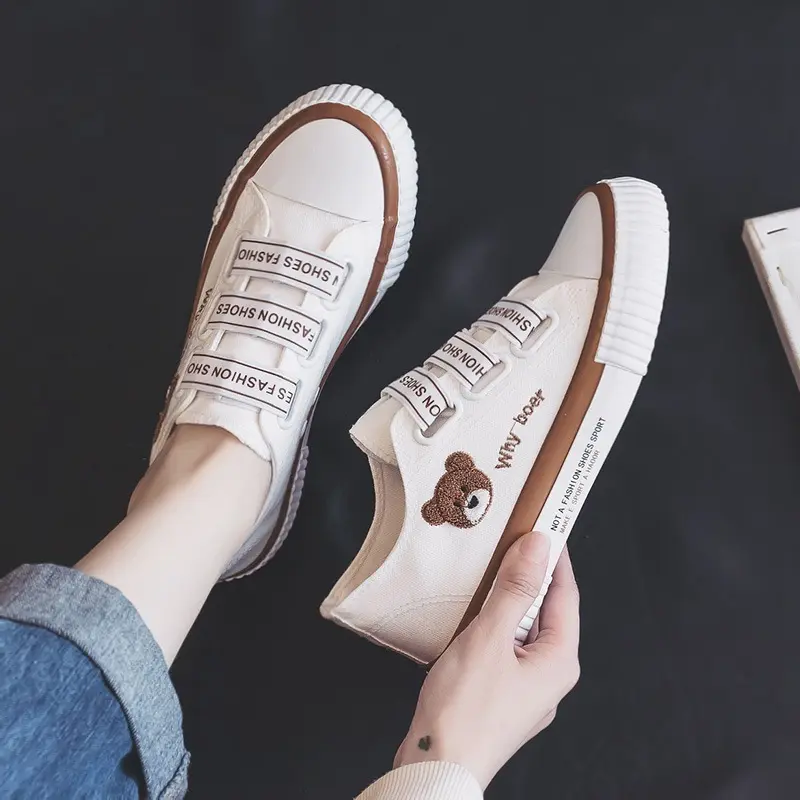 帆布鞋女2025新款夏季学生百搭松紧带刺绣小熊板鞋一脚蹬懒人鞋女