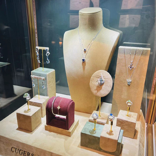 最新 款 珠宝展示道具橱窗项链首饰展示架高档超纤首饰托盘人像定制