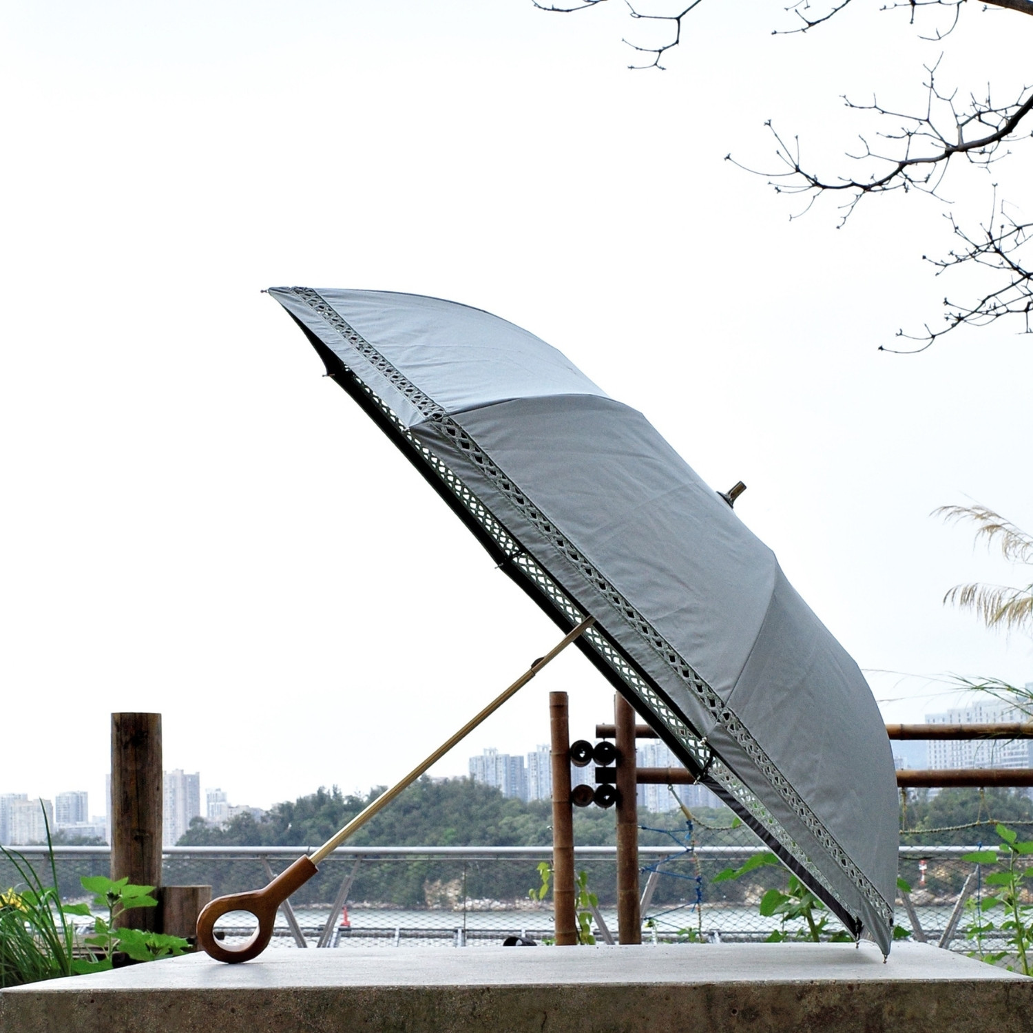 雾霾灰诧寂风简约绣花边黑胶涂层全遮光防晒女伞圆木雕刻伞柄日本