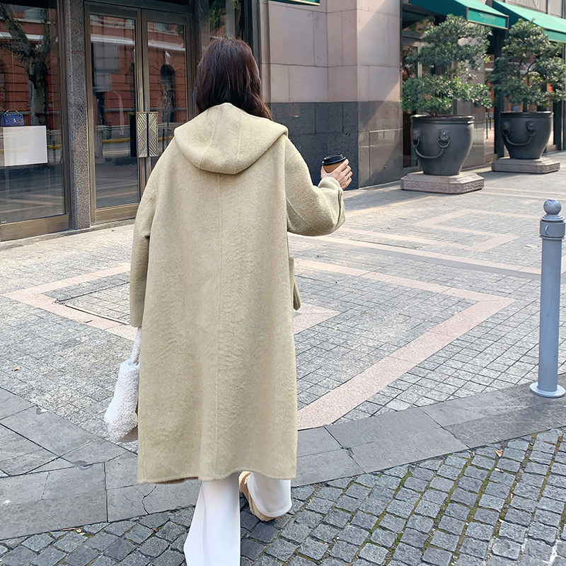 卡其色连帽皮毛一体外套女中长款冬新款高级感宽松加厚羊羔毛大衣图片