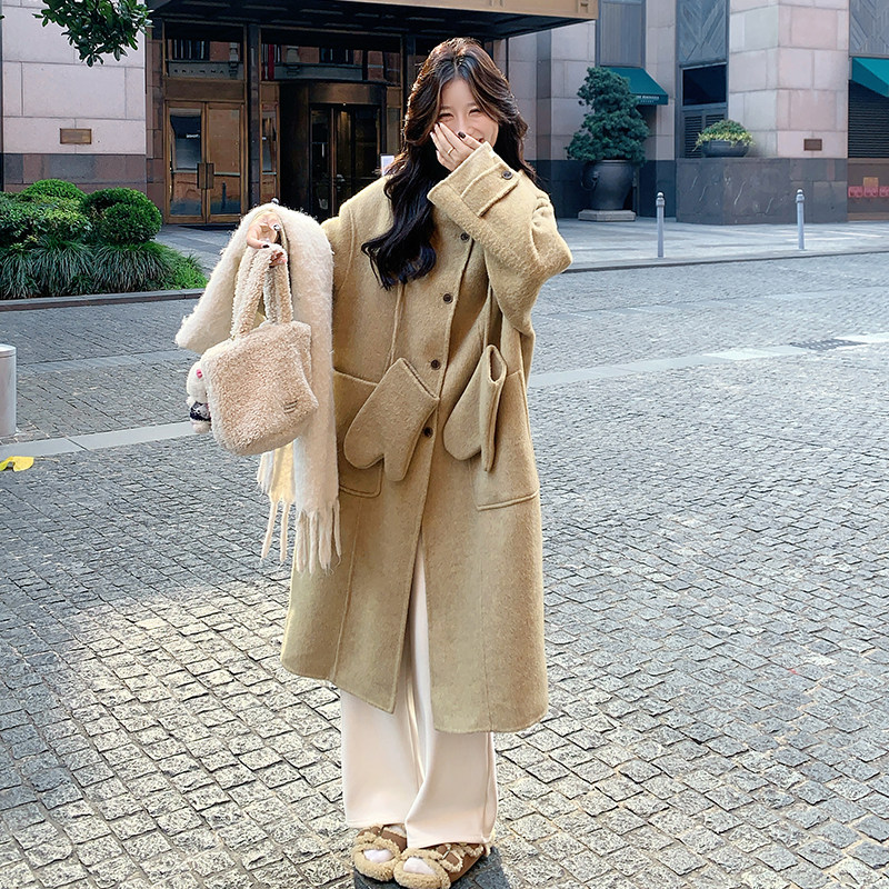 卡其色连帽皮毛一体外套女中长款冬新款高级感宽松加厚羊羔毛大衣图片