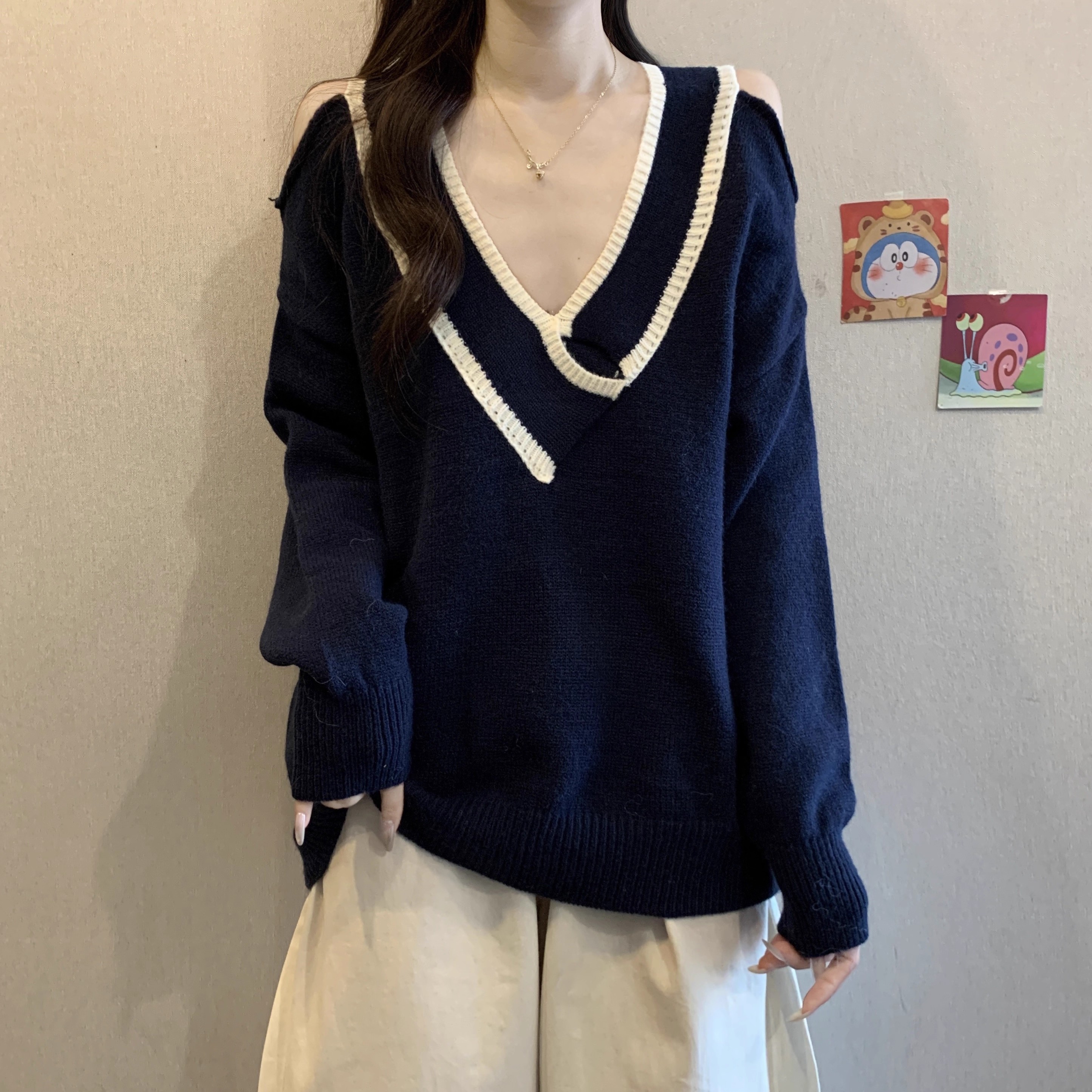 撞色露肩V领宽松针织衫毛衣女秋冬款大码女装胖mm遮肚子显瘦上衣