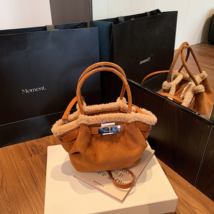 今年流行毛绒小包包女2025新款时尚百搭斜挎包精致超火手提小拎包