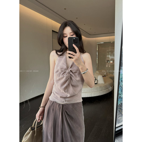 轻薄柔雾灰粉铜氨丝纽结挂脖上衣