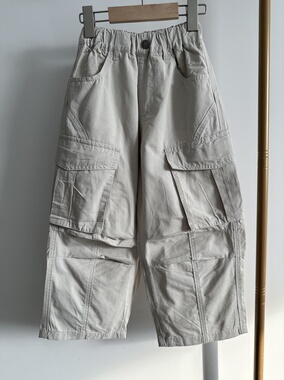 新款欧bao男童米灰色工装裤，膝盖褶皱设计，码数足，65175